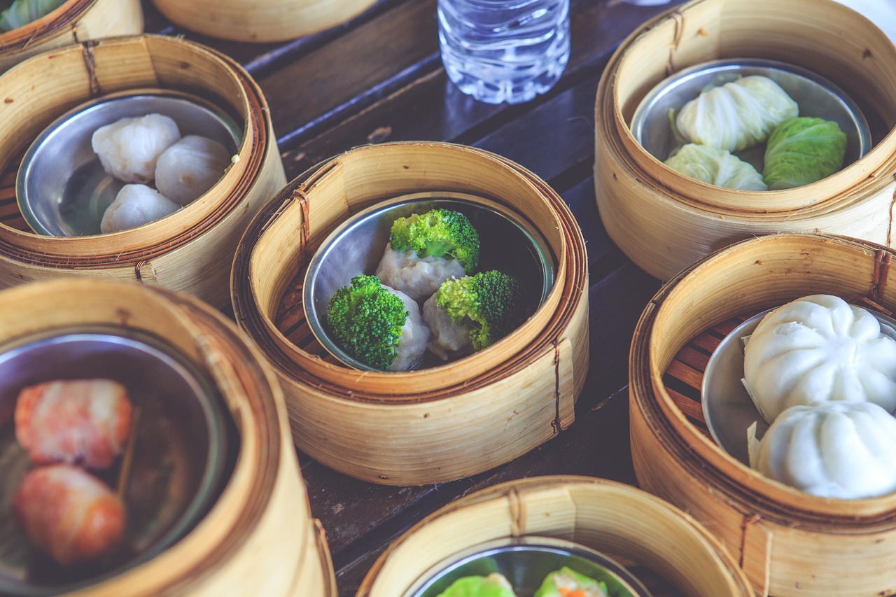 品味旅途中的风味，简短美食句子集锦